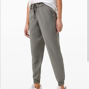 Lululemon on the fly jogger 28” woven